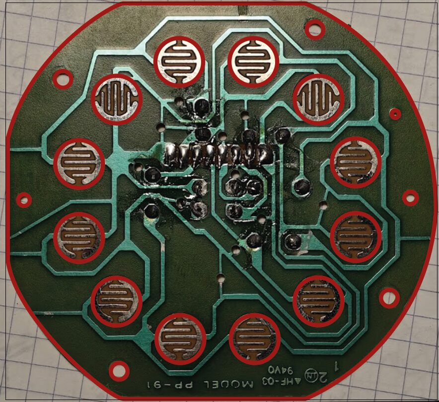 Photo d'un circuit imprimé avec certains tracés retracés dans Illustrator